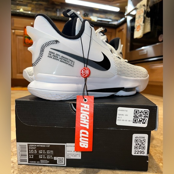 LEBRON WITNESS 5 EP ‘WHITE BLACK’ - Picture 1 of 11